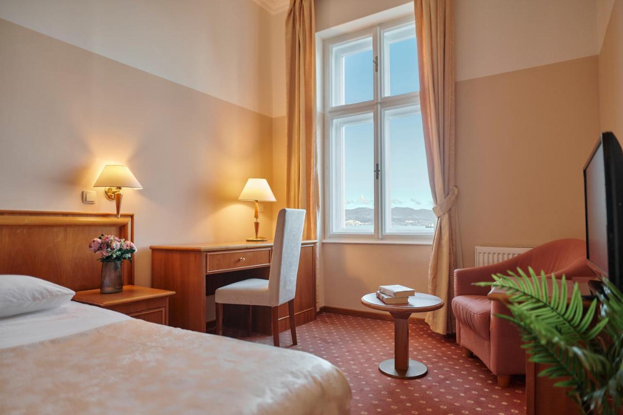 Hotel Lovran Kültér fotó